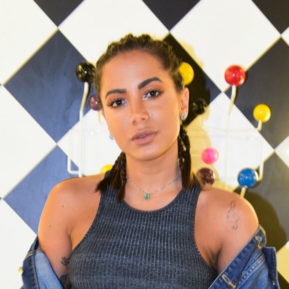 Anitta ganhou música de Carlinhos Brown após causar polêmica pelo uso de tranças nagô no cabelo no último carnaval