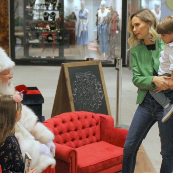 Fernanda Rodrigues, de visual novo para a novela 'O Outro Lado do Paraíso', levou os filhos, Luisa, de 7 anos, e Bento, de 1, para verem o Papai Noel