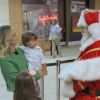 Filhos de Fernanda Rodrigues, Luisa, de 7 anos, e Bento, de 1, visitaram o Papai Noel em shopping neste sábado, 25 de novembro de 2017