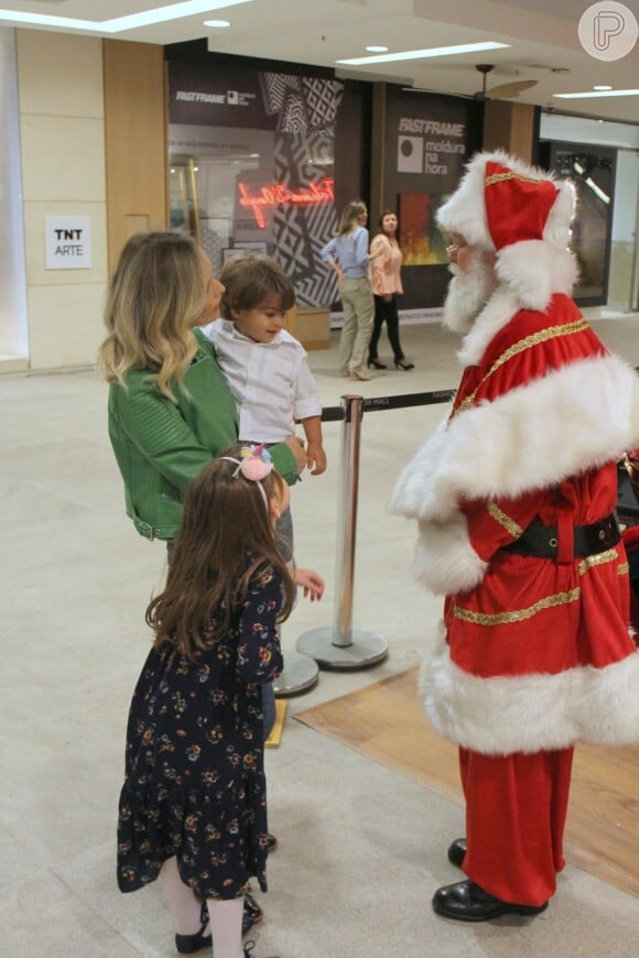 Filho caçula de Fernanda Rodrigues, Bento, de 1 ano visitou o Papai Noel e esbanjou fofura frente a frente com o Bom Velhinho