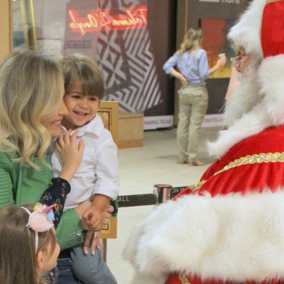 Filho caçula de Fernanda Rodrigues, Bento, de 1 ano, se divertiu e esbanjou fofura ao encontrar o Papai Noel
