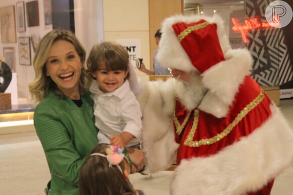 Fernanda Rodrigues levou os filhos, Luisa, de 7 anos, e Bento, de 1, para visitarem o Papai Noel, no shopping Fashion Mall,na Zona Oeste do Rio de Janeiro, neste sábado, 25 de novembro de 2017