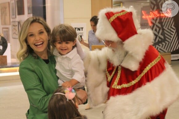 Filhos de Fernanda Rodrigues, Luisa, de 7 anos, e Bento, de 1, visitaram o Papai Noel em shopping do Rio, neste sábado, 25 de novembro de 2017