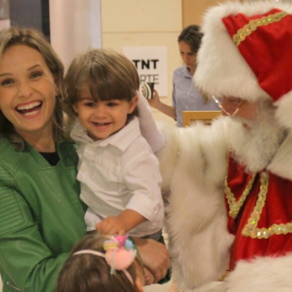 Filhos de Fernanda Rodrigues, Luisa, de 7 anos, e Bento, de 1, visitaram o Papai Noel em shopping do Rio, neste sábado, 25 de novembro de 2017