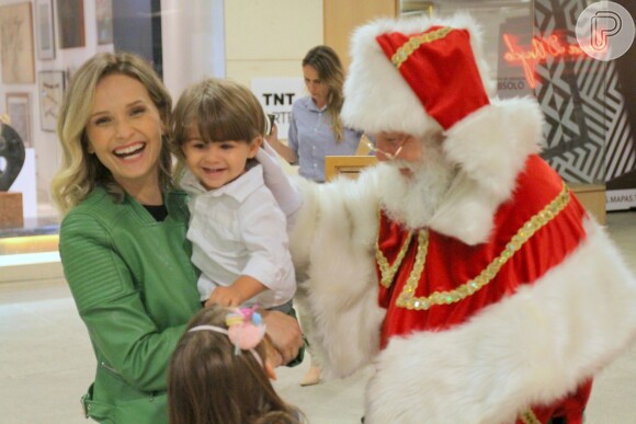 Filhos de Fernanda Rodrigues, Bento, esbanjou fofura ao visitar o Papai Noel em shopping