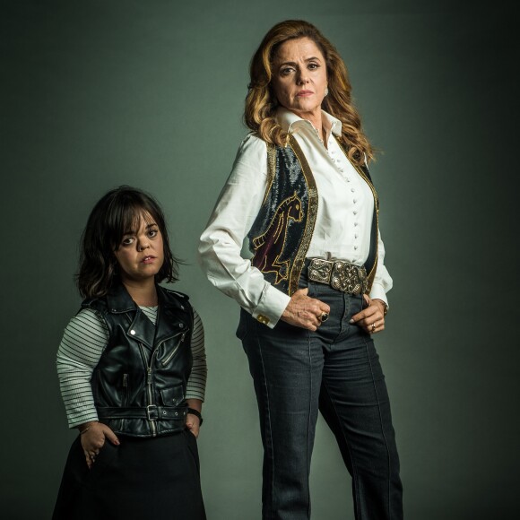 Na novela 'O Outro lado do Paraíso', Marieta Severo contracena com uma anã, vivida pela atriz Juliana Caldas. Na trama sua personagem, Sophia, destila seu veneno em falas preconceituosas