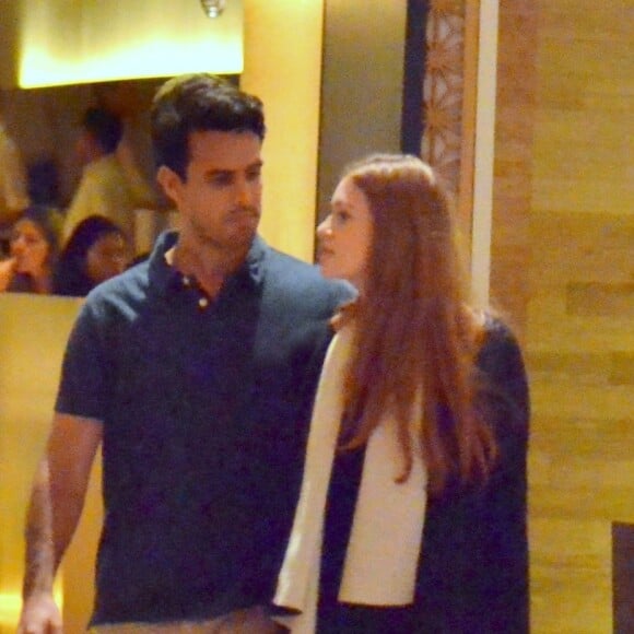 Marina Ruy Barbosa e o marido, Xandinho Negrão, foram a restaurante japonês neste sábado, 25 de novembro de 2017