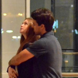 Marina Ruy Barbosa ganhou carinho do marido, Xandinho Negrão, enquanto aguardava o elevador