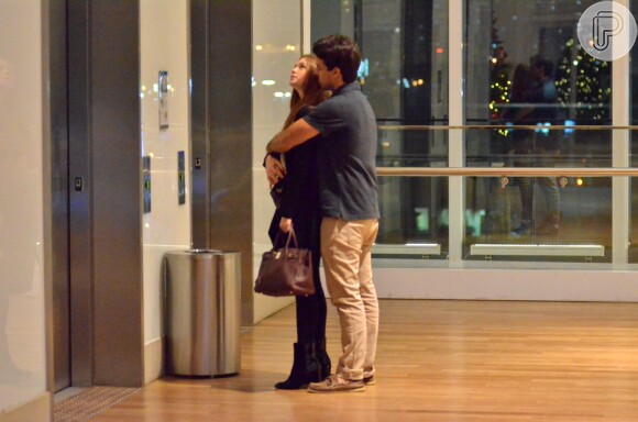 Marina Ruy Barbosa ganhou carinho do marido, Xandinho Negrão, enquanto aguardava o elevador
