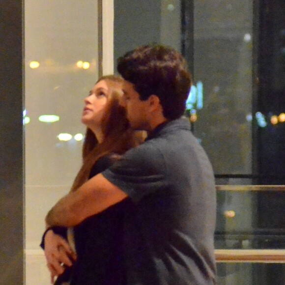 Marina Ruy Barbosa ganhou carinho do marido, Xandinho Negrão, enquanto aguardava o elevador