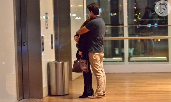 Marina Ruy Barbosa ganhou carinho do marido, Xandinho Negrão, enquanto esperavam o elevador de shopping da Zona Oeste do Rio