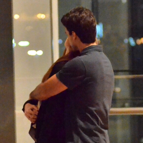 Marina Ruy Barbosa ganhou carinho do marido, Xandinho Negrão, enquanto esperavam o elevador de shopping da Zona Oeste do Rio