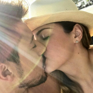 Ana Paula Renault e o empresário Rudimar De Maman se beijaram neste sábado, 25 de novembro de 2017