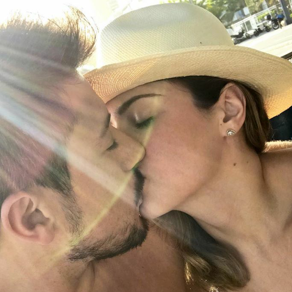 Ana Paula Renault e o empresário Rudimar De Maman se beijaram neste sábado, 25 de novembro de 2017
