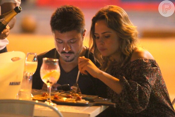 Ana Paula Renault e o empresário Rudimar De Maman jantaram em clima de romance em restaurante indiano do Rio de Janeiro