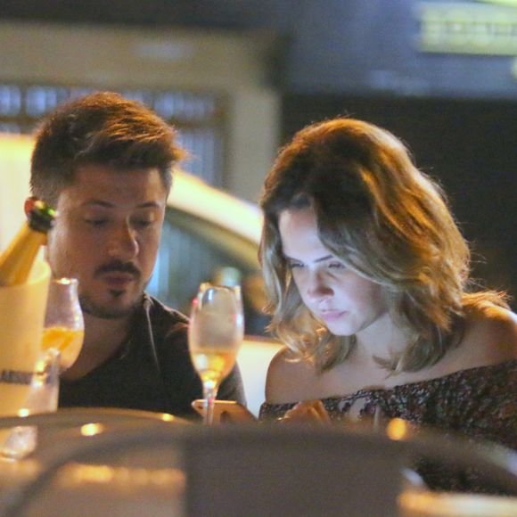 Ana Paula Renault não desgrudou do seu celular durante jantar com o empresário Rudimar De Maman
