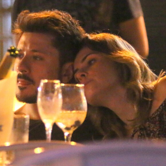 Ana Paula Renault foi clicada em clima de romance com o pescador esportivo Rudimar De Maman, no restaurante indiano Yndú Lounge, no Leblon, Zona Sul do Rio de Janeiro