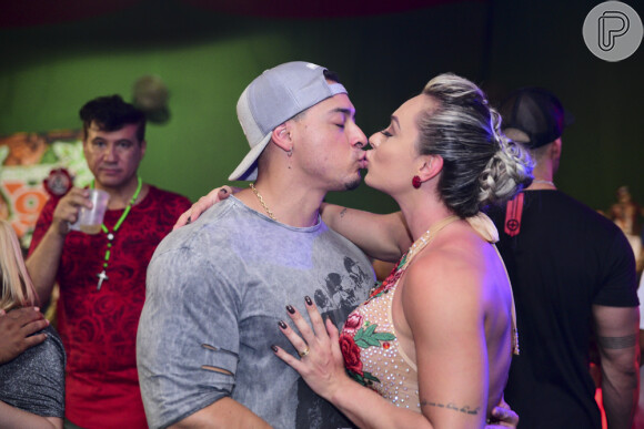 Juju Salimeni e o marido, Felipe Franco, de casamento reatado, trocaram beijos em evento de carnaval, na madrugada deste domingo, 26 de novembro de 2017
