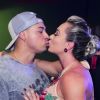 Juju Salimeni e o marido, Felipe Franco, se beijaram em evento de carnaval na quadra da X-9 Paulistana. Tricolor vai abrir os desfiles do Grupo Especial no sábado 10 de fevereiro de 2018
