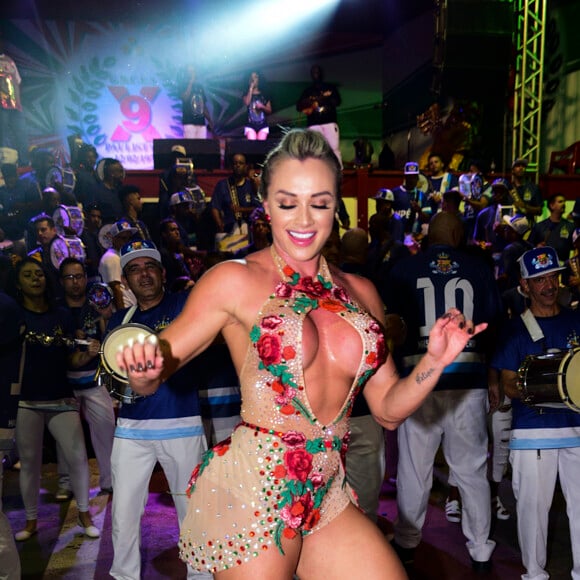 Juju Salimeni, mulher de Felipe Franco, é a rainha de bateria da X-9 Paulistana para o carnaval 2018