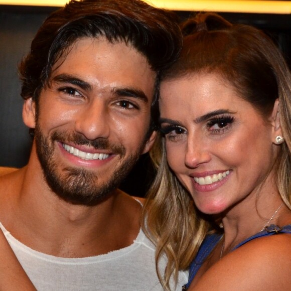 Deborah Secco reuniu amigos e o marido, Hugo Moura, para comemorar sua nova idade