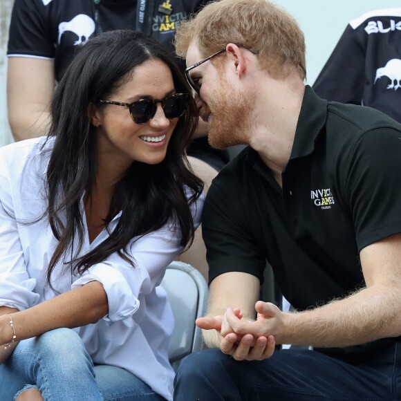 'Príncipe Harry e Meghan Markle estão noivos. O casamento será realizado na primavera de 2018. Mais detalhes sobre a data da cerimônia serão anunciados em breve', informou a Clarence House no Facebook