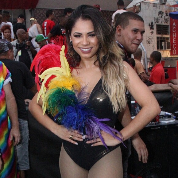 Lexa usou um look Walério Araújo na 17ª Parada do Orgulho LGBT em Madureira, Zona Norte do Rio de Janeiro