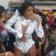 Ludmilla usou um body prata e branco cavado na 17ª Parada do Orgulho LGBT em Madureira, Zona Norte do Rio de Janeiro