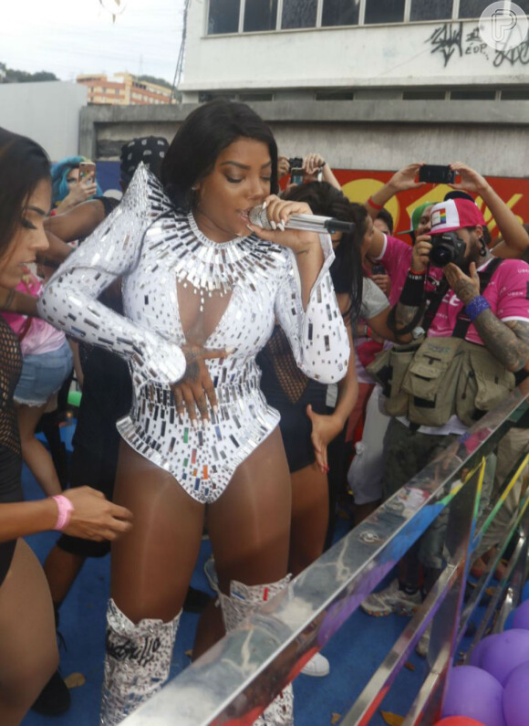 Ludmilla usou um body prata e branco cavado na 17ª Parada do Orgulho LGBT em Madureira, Zona Norte do Rio de Janeiro