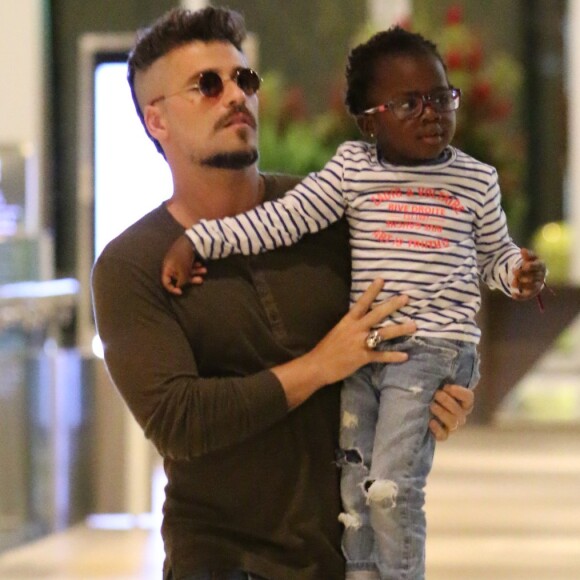 Bruno Gagliasso prestou queixa contra a socialite Day McCarthy por ataque racista à sua filha, Títi, de 4 anos, na Delegacia de Repressão aos Crimes de Informática (DRCI), na Cidade da Polícia, nesta segunda-feira, dia 27 de novembro de 2017