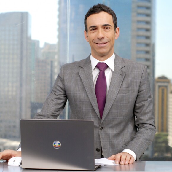 Cesar Tralli apresenta 'SPTV' sem aliança de noivado, nesta segunda-feira, 27 de novembro de 2017