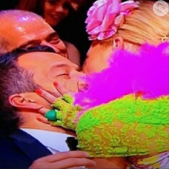 Malvino Salvador, sentado na plateia do evento, foi surpreendido com um beijo da atriz Luciana Abreu durante um número de humor na cerimônia