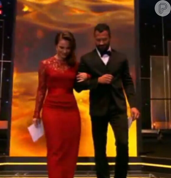 Paolla Oliveira e Malvino Salvador apresentaram uma das categorias do prêmio Globos de Ouro na noite deste domingo, 18 de maio de 2014