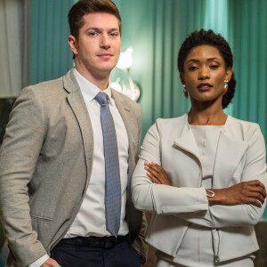 Raquel (Erika Januza) é beijada por Bruno (Caio Paduan) mas da fora no ex-namorado, no capítulo que vai ao ar quarta-feira, dia 6 de dezembro de 2017, na novela 'O Outro Lado do Paraíso'