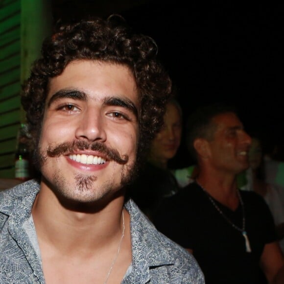 Caio Castro tem adotado uma postura discreta na web dainte do romance