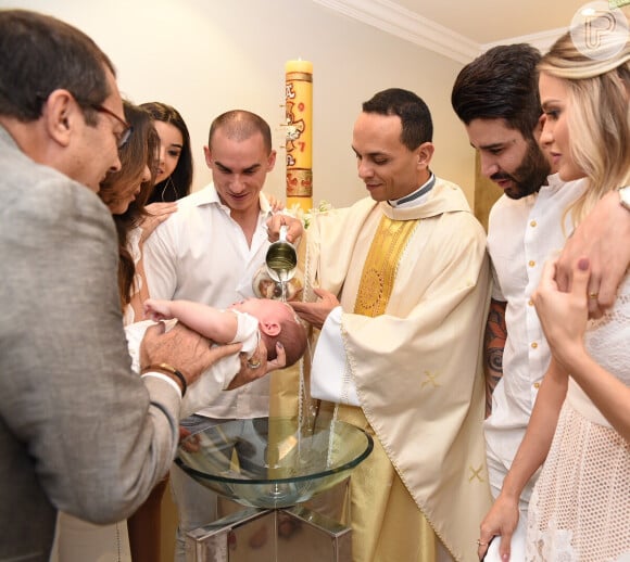 Batizado de Gabriel, filho de Andressa Suita e Gusttavo Lima, foi realizado na Paróquia Nossa Senhora de Assunção, em Goiânia, nesta segunda-feira, 27 de novembro de 2017