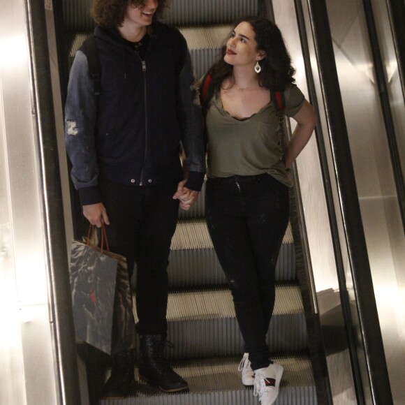 Lívian Aragão exibiu um look básico no passeio com o namorado, José Marcos