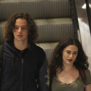 Lívian Aragão e o namorado, José Marcos, passearam de mãos dadas pelo shopping