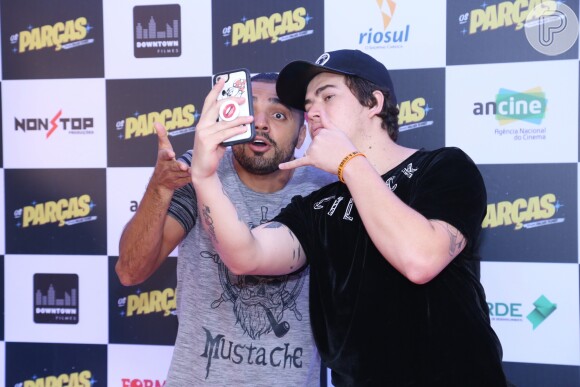 Whindersson Nunes posa para selfie com Tirulipa no lançamento do filme 'Os Parças'