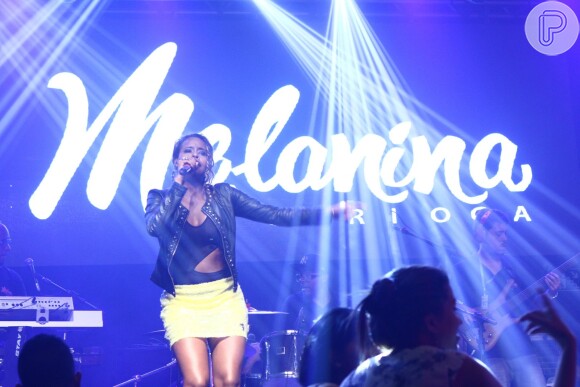 Roberta Rodrigues canta no show do Melanina Carioca, grupo do qual faz parte