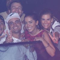 Anitta usa minissaia em show do Melanina Carioca ao lado de amigos, no Rio