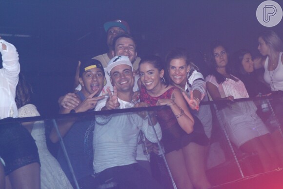 Anitta aproveita noite com amigos no show do Melanina Carioca na boate 021 na Barra da Tijuca, Zona Oeste do Rio de Janeiro