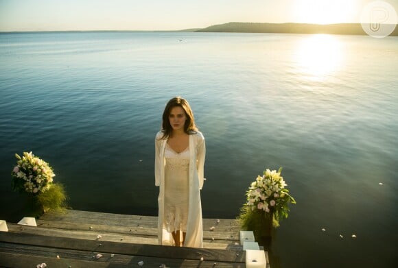Clara (Bianca Bin) será resgatada no mar por Danilo (Glaucio Gomes) em 'O Outro Lado do Paraíso'