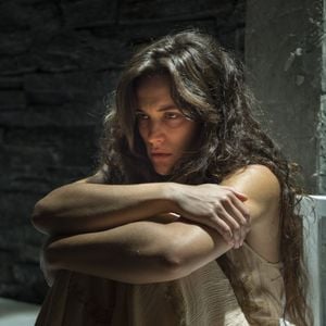 Clara (Bianca Bin) vai fugir da clínica psiquiátrica na novela 'O Outro Lado do Paraíso'