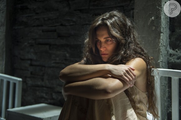 Clara (Bianca Bin) vai fugir da clínica psiquiátrica na novela 'O Outro Lado do Paraíso'