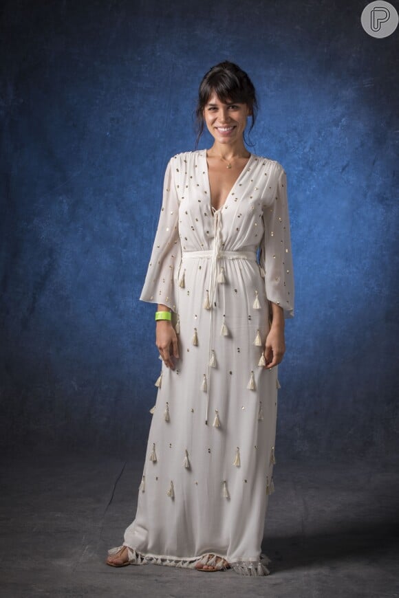 O vestido de Carla Salle na gravação do Especial Roberto Carlos contava com aplicações douradas e de franjas