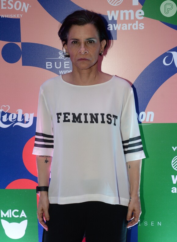 Marina Lima estava com uma camisa escrita 'feminista'