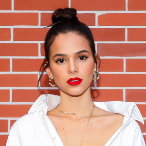 Bruna Marquezine ousou com a peça e se destacou durante o evento de lançamento da coleção alto verão 2018 da marca de roupas