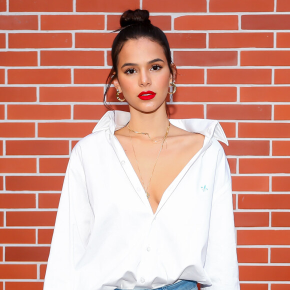 Bruna Marquezine ousou com a peça e se destacou durante o evento de lançamento da coleção alto verão 2018 da marca de roupas