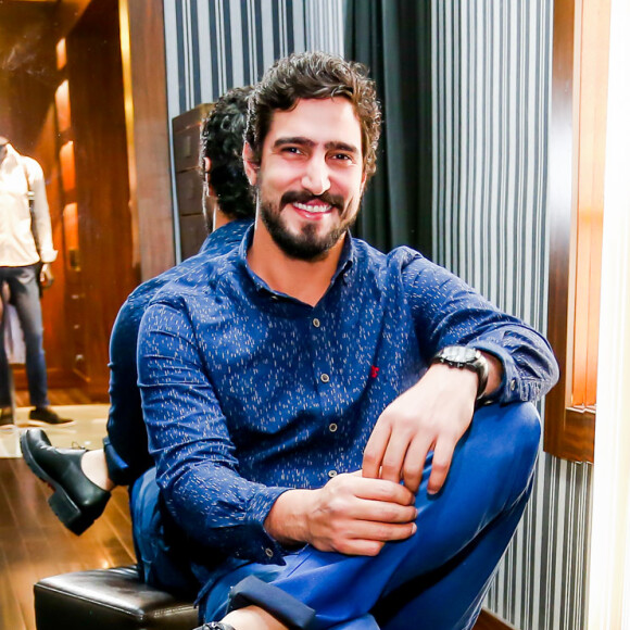 Renato Góes apostou no look todo azul para prestigiar o coquetel